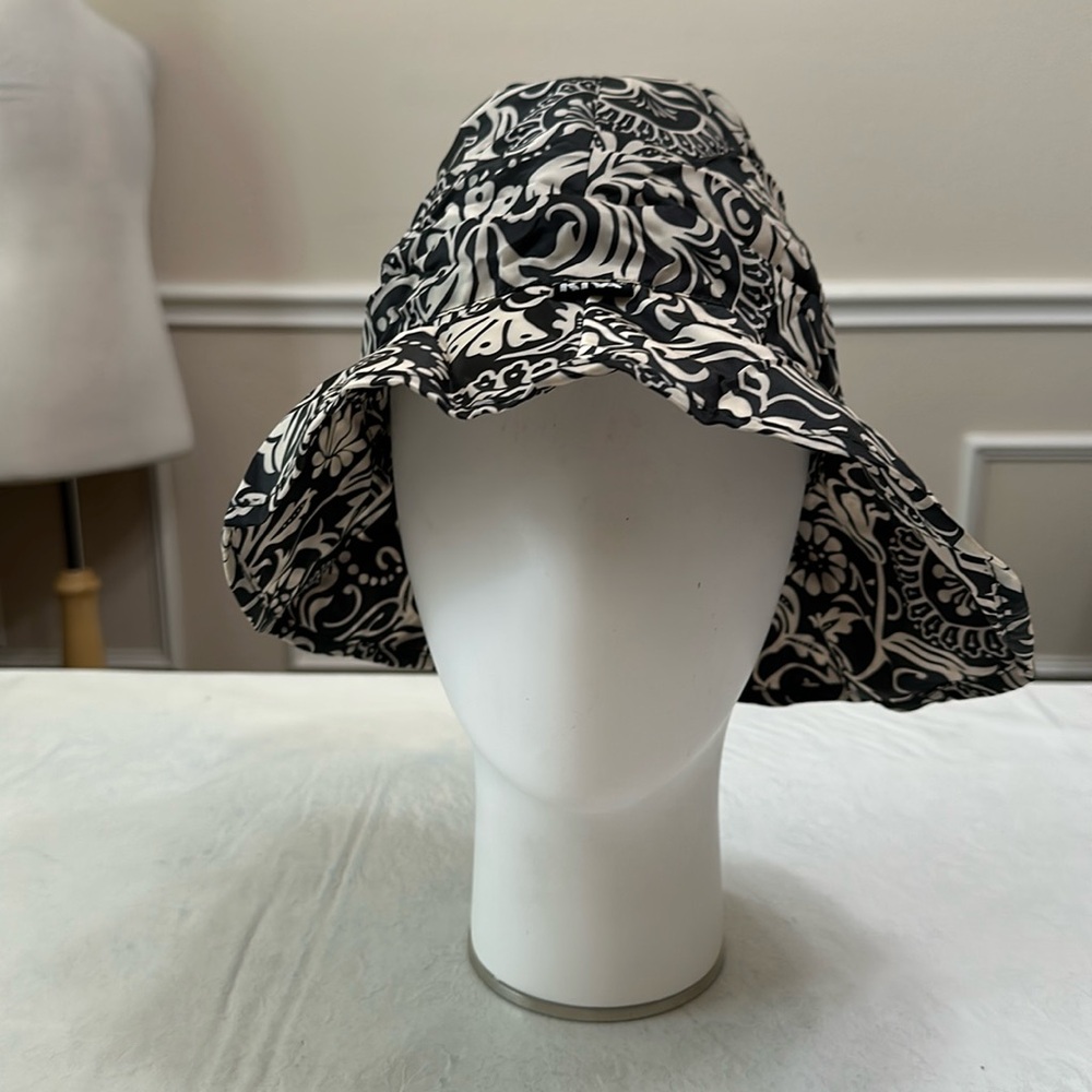Kiva HIDE-AWAY HAT - black scroll